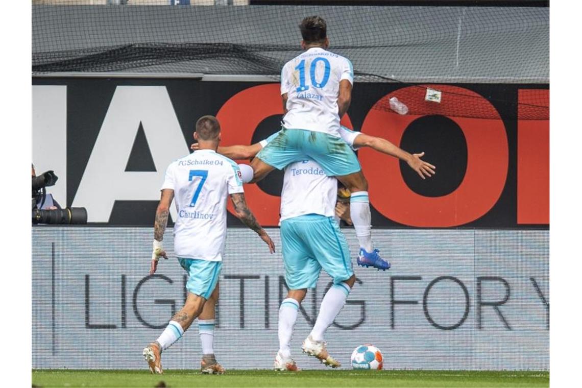 Absteiger Schalke durfte über drei Punkte in Paderborn jubeln. Foto: David Inderlied/dpa