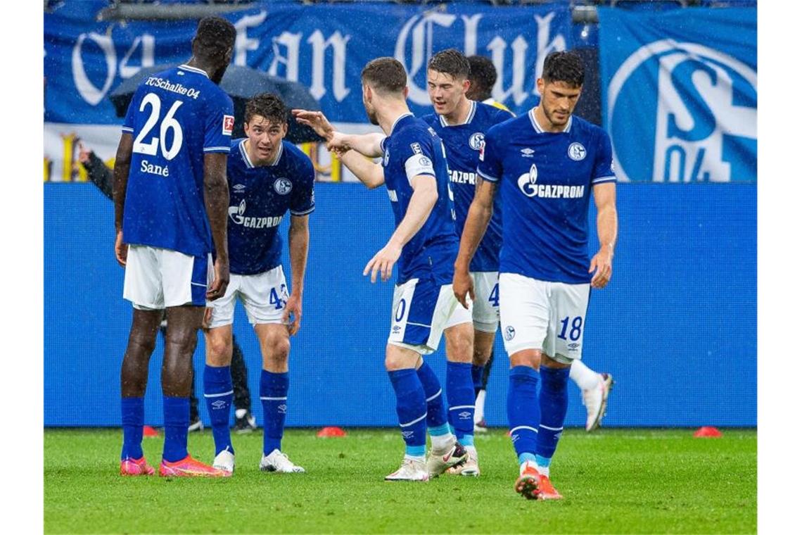 Hertha und Augsburg gerettet - Rekord für Lewandowski Absteiger Schalke feierte gegen Frankfurt seinen dritten Saisonsieg. Foto: Guido Kirchner/dpa