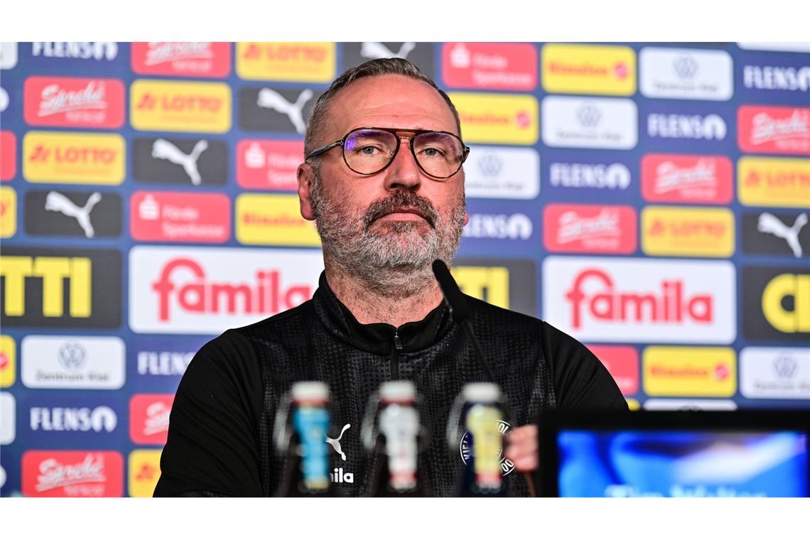 Abstiegskampf macht offenbar schlechte Laune: Tim Walter bei der Pressekonferenz vor dem Duell gegen Düsseldorf.