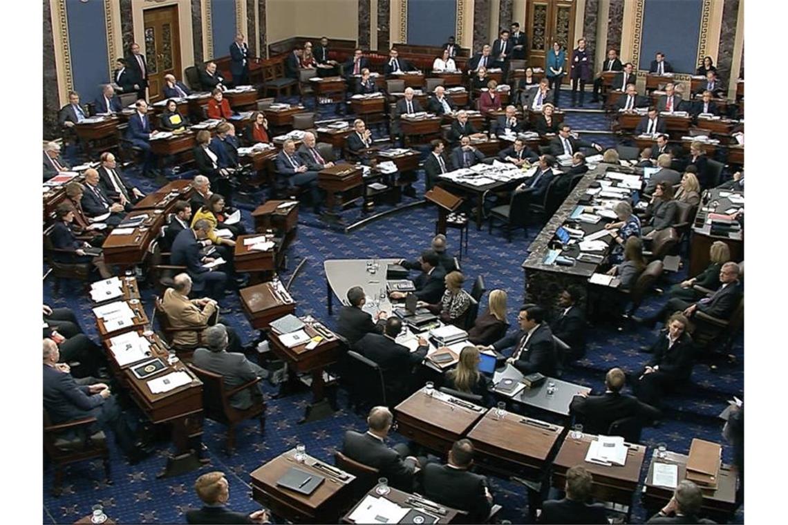 Trump-Impeachment mit Plädoyers fortgesetzt Abstimmung im US-Senat: Nach einer fast 13-stündigen Debatte wurde das Prozedere für das Amtsenthebungsverfahren gegen US-Präsident Trump festgelegt. Foto: Senate Television/AP/dpa