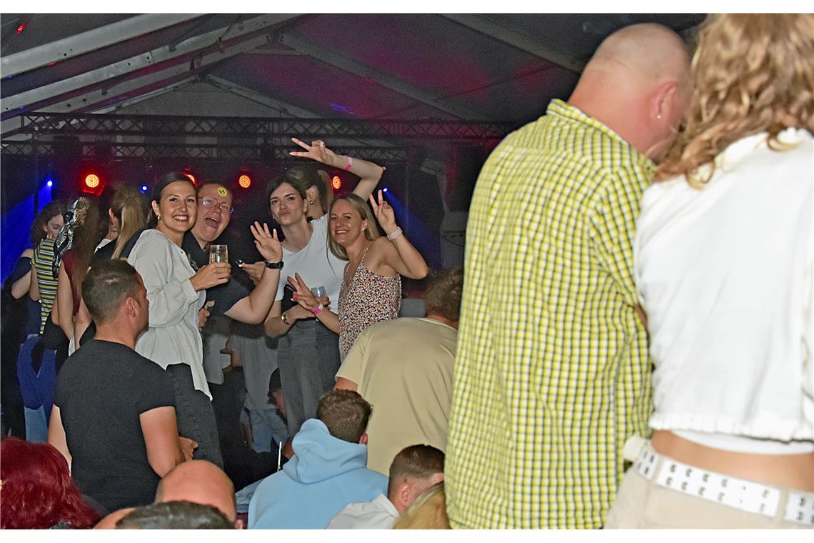 Abtanzen auf den Bänken im Festzelt zu später Stunde.