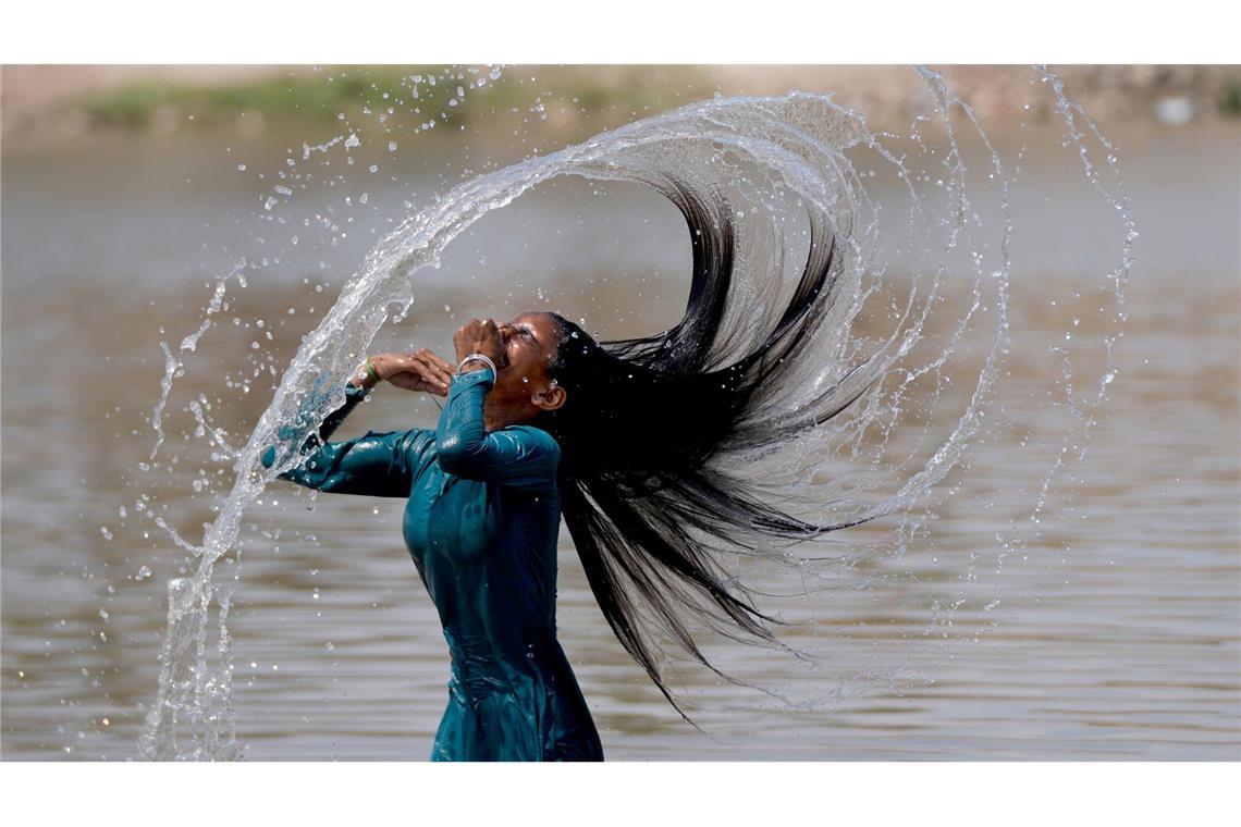 Abtauchen gegen die Hitze: Mädchen kühlt sich in Jammu im Fluss Tawi ab.