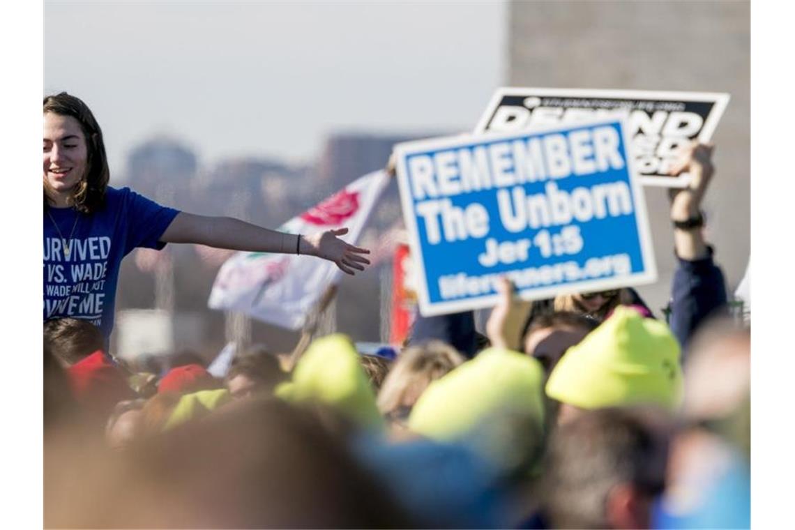 Abtreibungsgegner demonstrieren 2018 in Washington DC beim „March for Life“. Ein Gericht in den USA hat ein fast vollständiges Abtreibungsverbot im Bundesstaat Arkansas blockiert. Foto: Andrew Harnik/AP/dpa