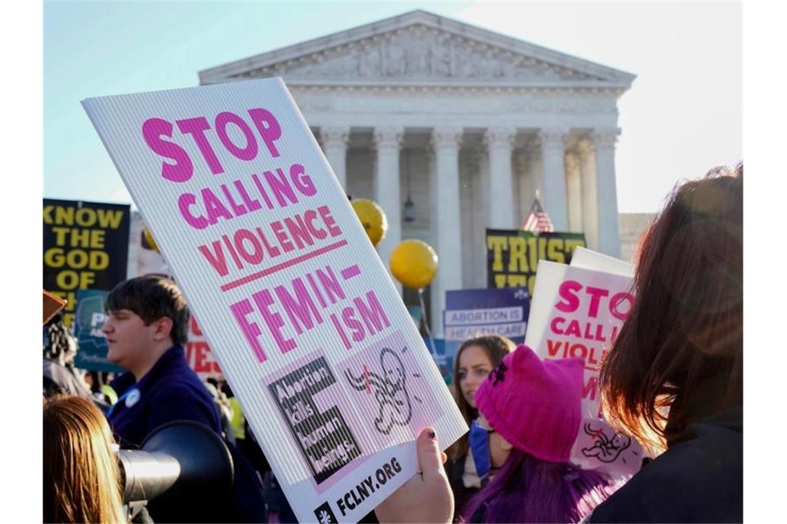 USA: Recht auf Abtreibung vor dem Obersten Gericht Abtreibungsgegner und Abtreibungsbefürworter demonstrieren vor dem Obersten Gerichtshof in Washington. Foto: Jacquelyn Martin/AP/dpa