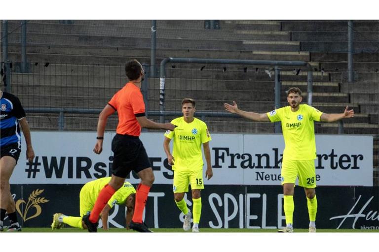 Abwehrchef Luca Trslic (re.) hadert&nbsp;– für die Stuttgarter Kickers gab es im Spiel beim VfR Mannscheim nach einem schwachen Auftritt nichts zu holen.