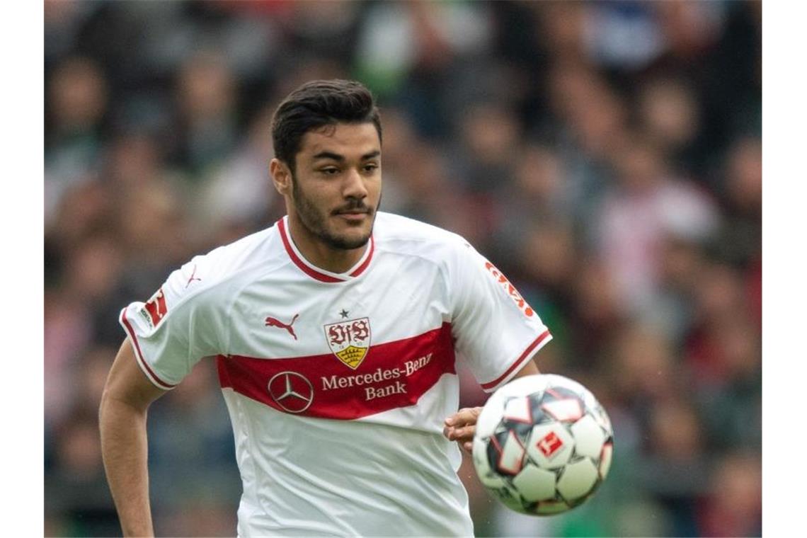 „Kicker“: FC Bayern zeigt Interesse an Stuttgarts Kabak Abwehrspieler Ozan Kabak vom VfB Stuttgart spielt den Ball. Foto: Sebastian Gollnow/Archiv