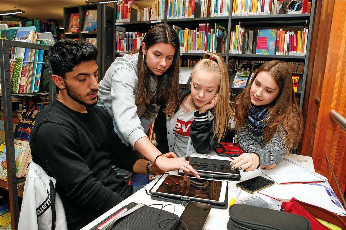 Achmad, Lucia, Maria und Julia planen Beiträge und Storys für ihren Instagramauftritt zum Thema Hass und Rassismus im Internet. Foto: A. Becher