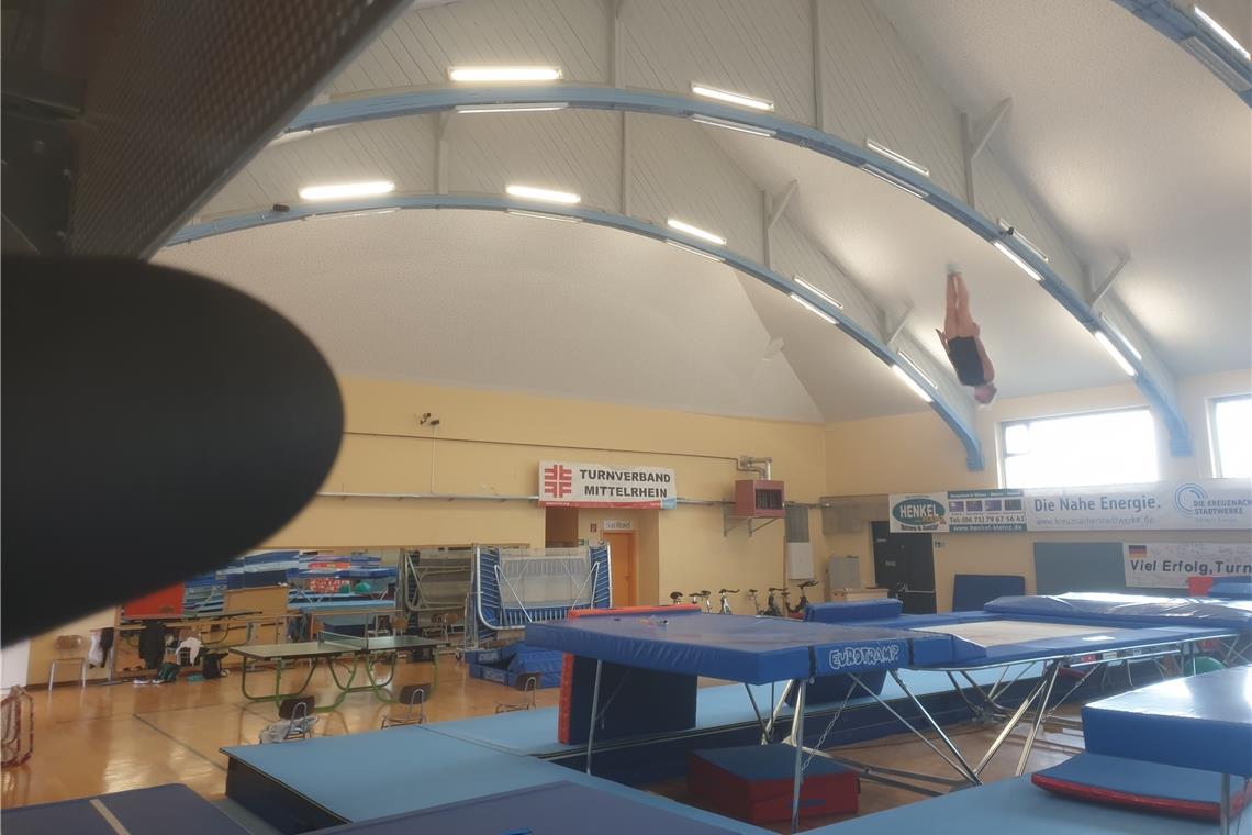 Mit der KI zum perfekten Sprung Acht Kameras sind auf die Sportlerin gerichtet und zeichnen simultan jede Bewegung aus allen Blickrichtungen auf. Foto: Bundesstützpunkt
