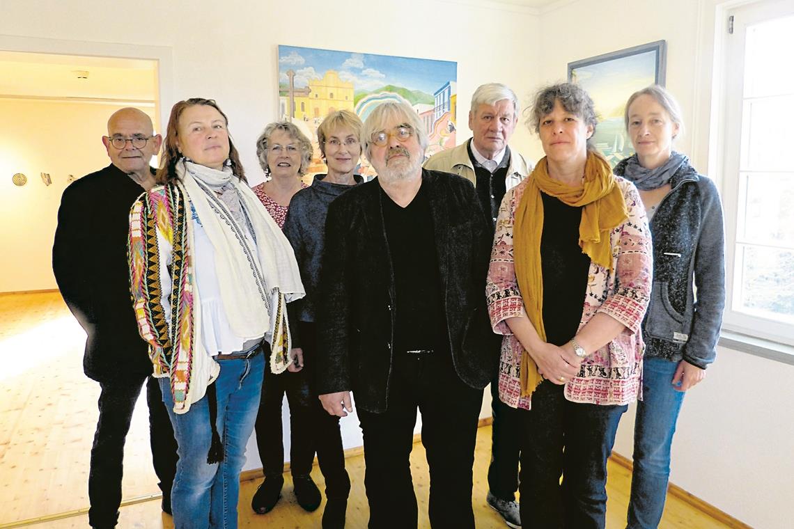 Acht Künstler des Kunstvereins „Kultur am Kelterberg Vaihingen“ (von links): Géza Spiegel, Ingrid Schütz, Hanni Serway, Susanne Gayer, Harald Marquardt, Igors Gengeris, Annette Holderried, Birgit Feil. Fotos: P. Wolf