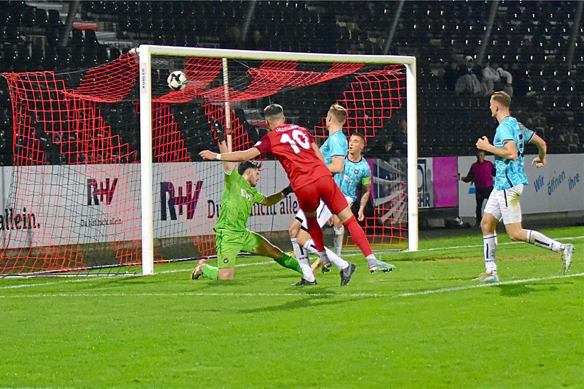Die SG Sonnenhof Großaspach bejubelt den Einzug ins Viertelfinale Acht Minuten vor Schluss jagt Mert Tasdelen den Ball unter die Latte – 2:0 gegen Regionalligist Göppingen. Oberligist Großaspach steht im Viertelfinale des WFV-Pokals. Foto: Tobias Sellmaier