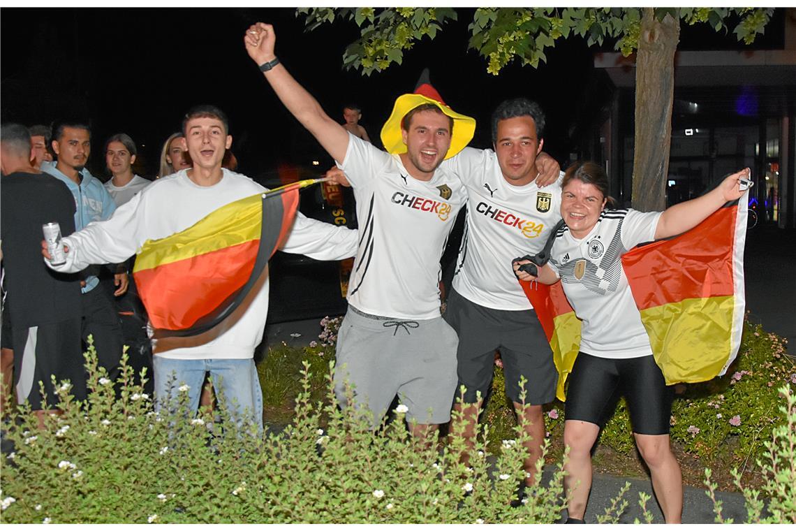 Achtelfinale? Check! Im Jubeln sind die deutschen Fans schon Europameister. 