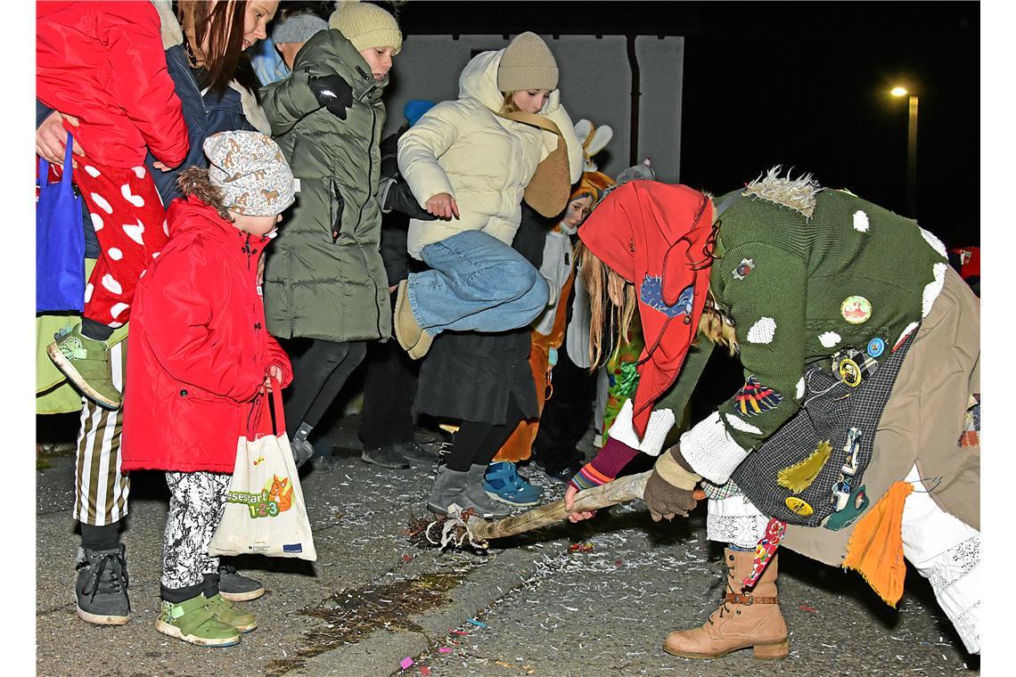 Achtung! Die Bittenfelder Mosthexen kehren den Gehweg mit den Hexenbesen. Nachtu...