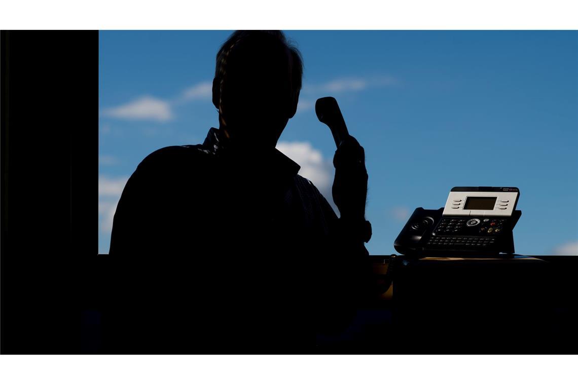 Achtung, falscher Vorgesetzter am Telefon. Nach Angaben von Allianz Trade häufen sich die Betrugsfälle, in denen die Täter als Spitzenmanager auftreten. (Symbolbild)