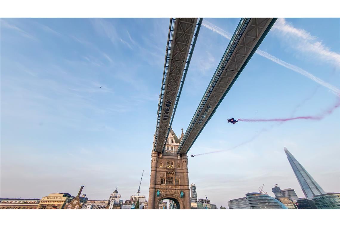 Achtung, fliegende Menschen: Marco Waltenspiel und Marco Fürst aus Österreich fliegen im Wing-Suit durch die Tower Bridge. Die berühmte Londoner Sehenswürdigkeit ist erstmals von Menschen durchflogen worden.