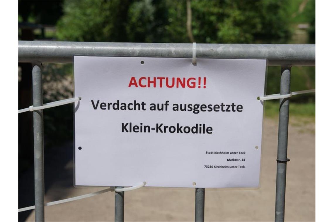 „Achtung!! Verdacht auf ausgesetzte Klein-Krokodile“ - mit diesem Warnhinweis hat die Stadt Kirchheim unter Teck den Bereich um die Bürgerseen abgesperrt. Foto: SDMG/Krytzner