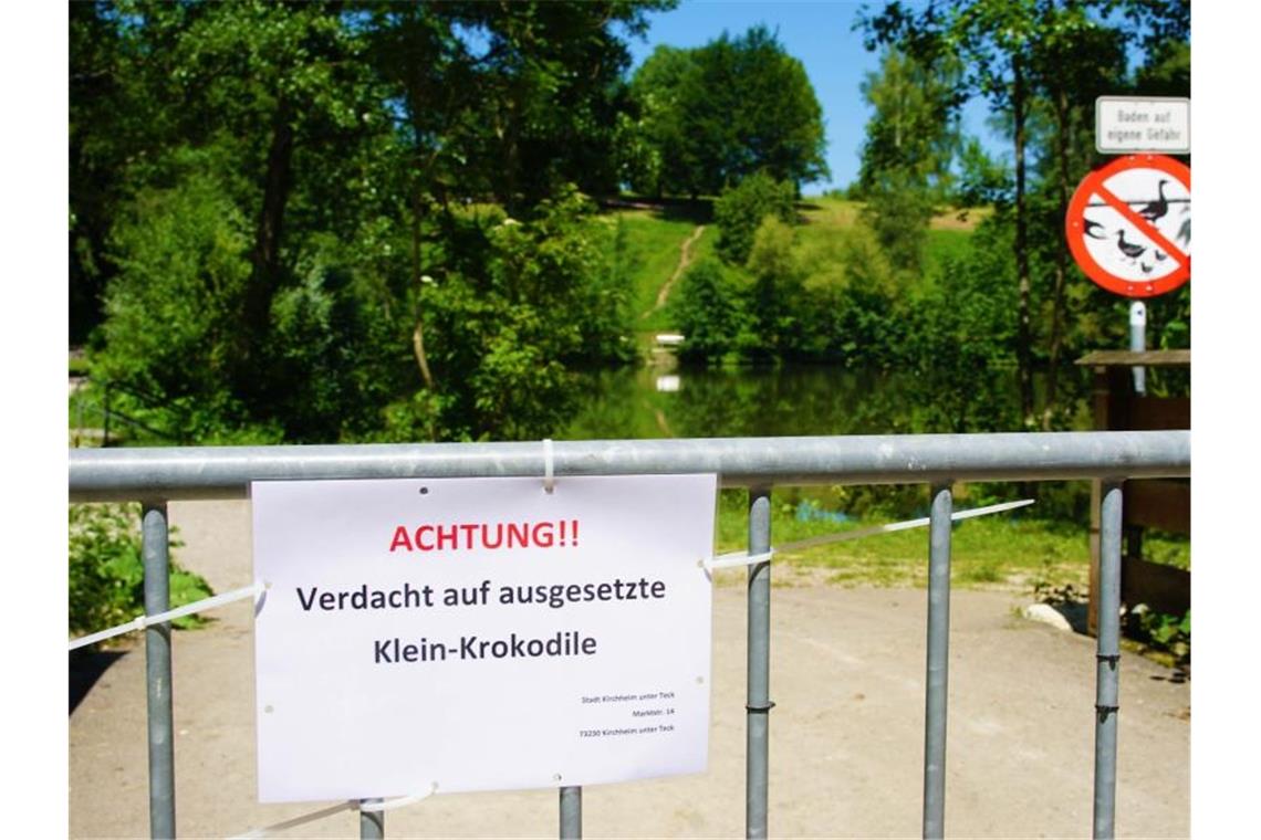 „Achtung!! Verdacht auf ausgesetzte Klein-Krokodile“ - mit diesem Warnhinweis hat die Stadt Kirchheim den Bereich abgesperrt. Foto: SDMG / Krytzner