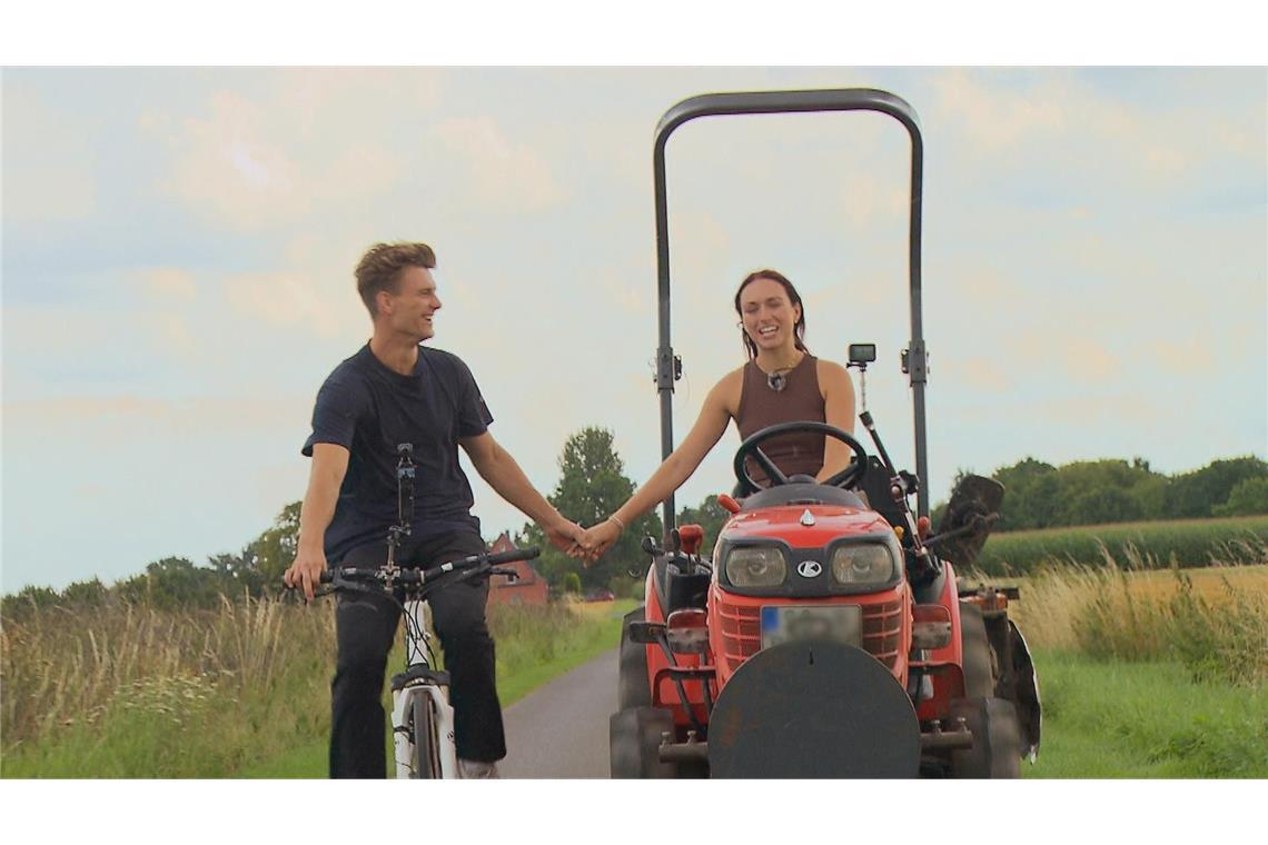 Ackerbauer Friedrich und Laura genießen die Zweisamkeit.