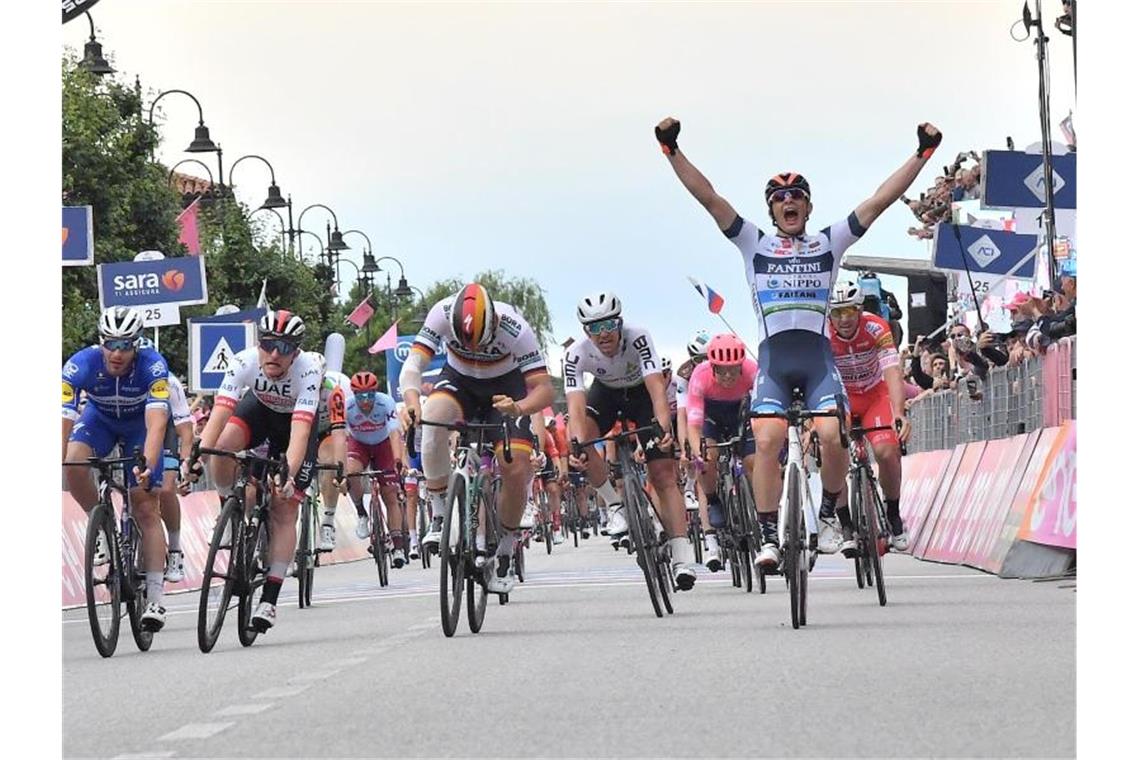 Ackermann sprintet mit Platz zwei ins Lila Trikot Ackermann (M) übernimmt mit Platz zwei das Lila Trikot, Cima (r) bejubelt den Etappensieg. Foto: Gian Mattia D'alberto/Lapresse via ZUMA Press