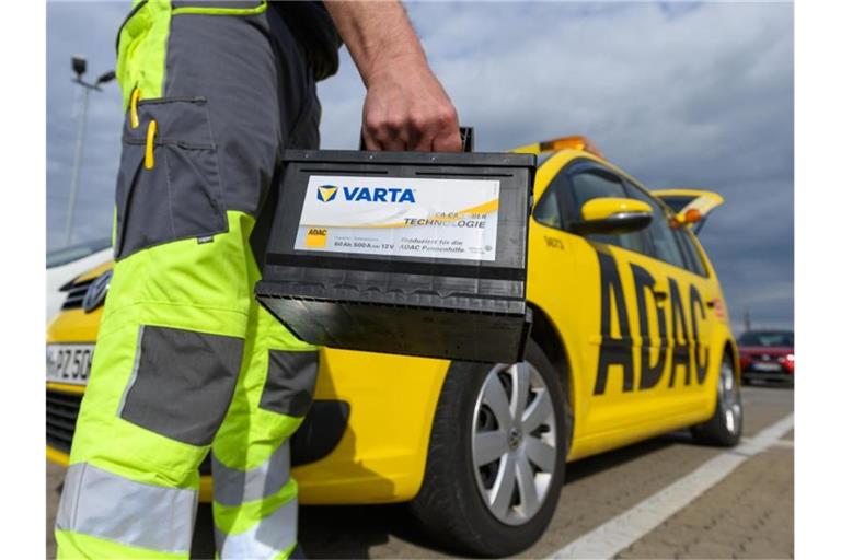 ADAC-Pannenhelfer werden am meisten für Probleme mit der Autobatterie gerufen. Foto: Christophe Gateau/dpa