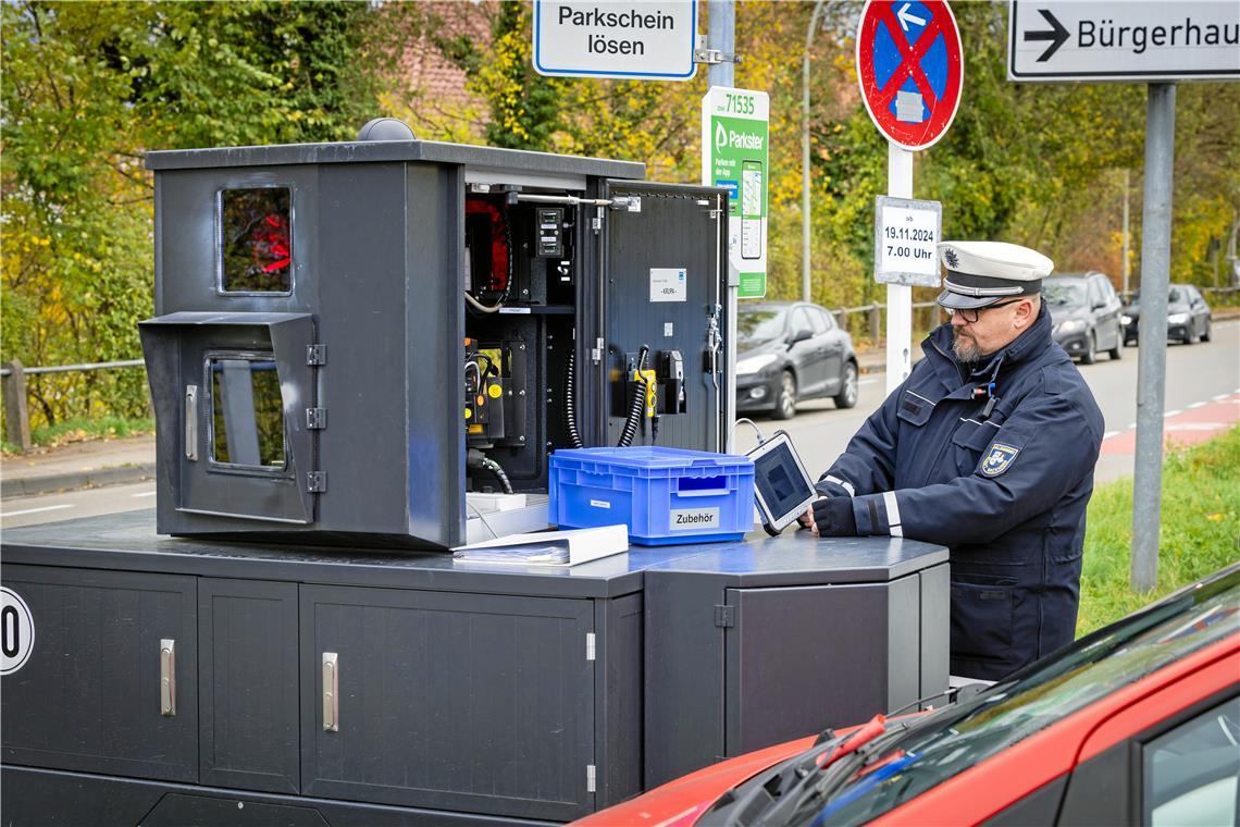 Blitzeranhänger bremst in Backnang Raser aus Adam Michalski vom städtischen Vollzugsdienst richtet die Semistation in der Oberen Bahnhofstraße ein. Seit Mai ist das Gerät dauerhaft in Backnang im Einsatz. An manchen Tagen blitzt das Gerät bis zu 300 Temposünder. Fotos: Alexander Becher