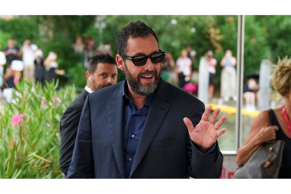 Adam Sandler spielt in "Jay Kelly" an der Seite von Clooney.