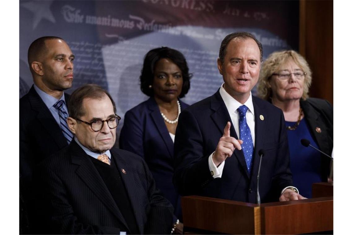 Adam Schiff, demokratischer Vorsitzender des Geheimdienstausschusses im Repräsentantenhaus und Leiter des Anklageteams, spricht bei einer Pressekonferenz. Foto: Ting Shen/XinHua/dpa