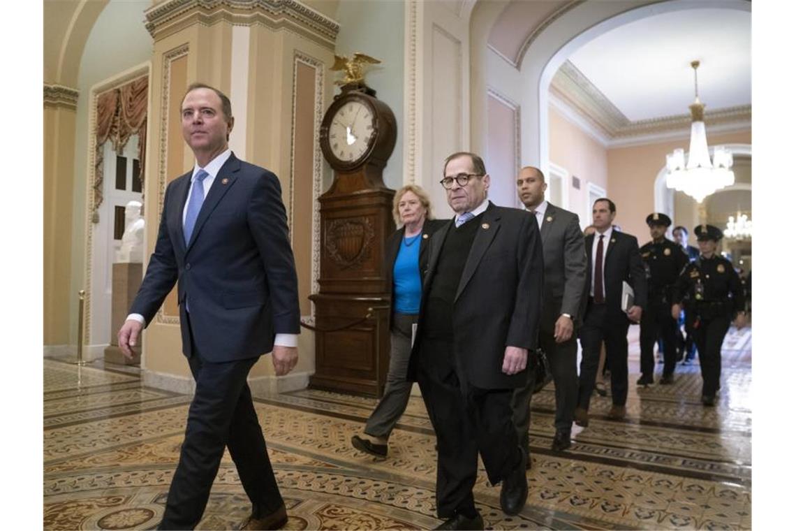 Trump-Impeachment mit Plädoyers fortgesetzt Adam Schiff, Zoe Lofgren, Jerrold Nadler, Hakeem Jeffries und Jason Crow (v.l.) auf dem Weg ins Kapitol. Die demokratischen Abgeordneten des US-Repräsentantenhauses spielen die Rolle der Ankläger im Amtsenthebungsverfahren. Foto: J. Scott Applewhite/AP/dpa