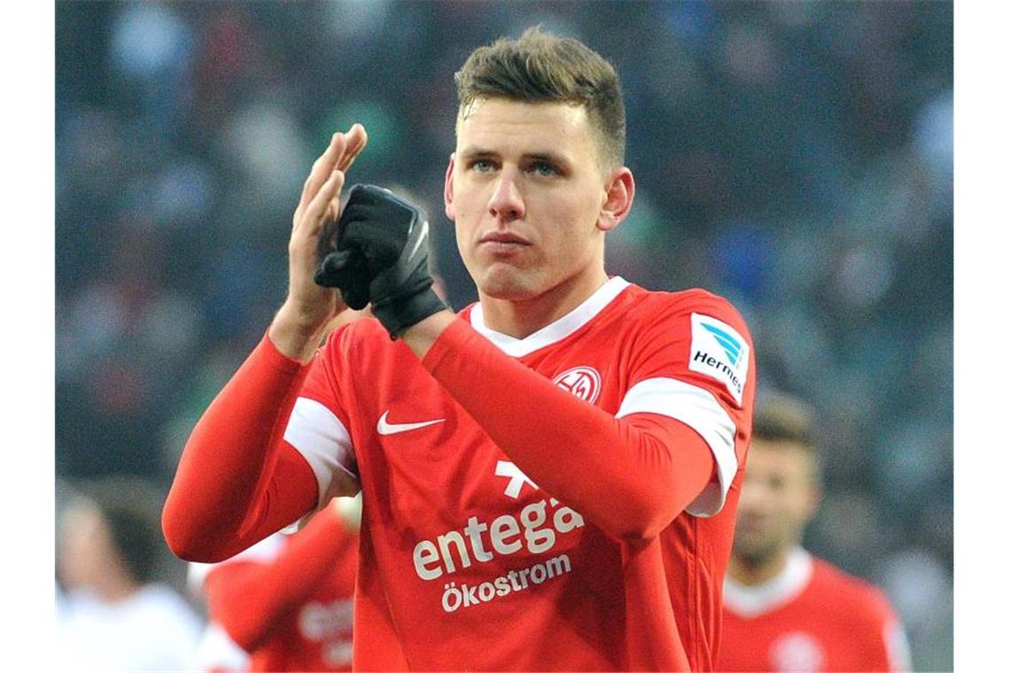 Hoffenheim-Stürmer Szalai kehrt zum FSV Mainz 05 zurück Adam Szalai applaudiert den Fans. Foto: Stefan Puchner/Archiv