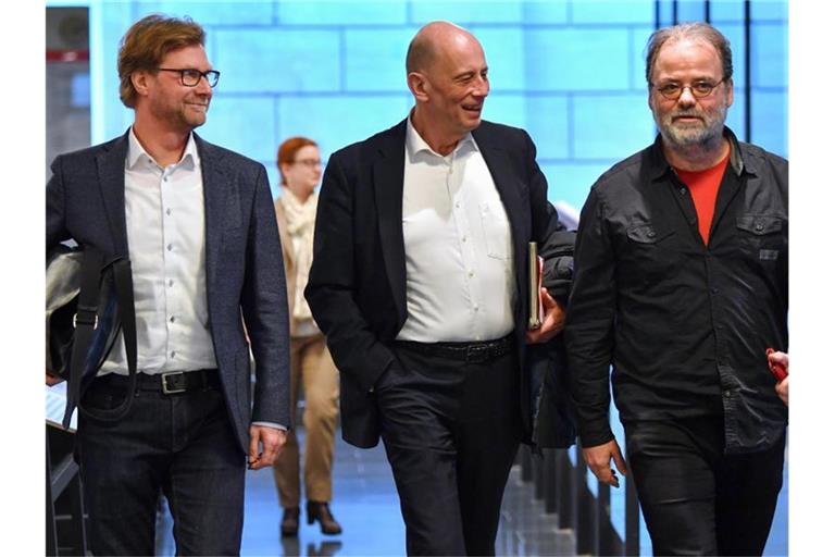 Adams (Bündnis 90/Die Grünen, l-r), Tiefensee (SPD) und Dittes (Die Linke), gehen gemeinsam durch den Thüringer Landtag. Foto: Martin Schutt/dpa-Zentralbild/dpa