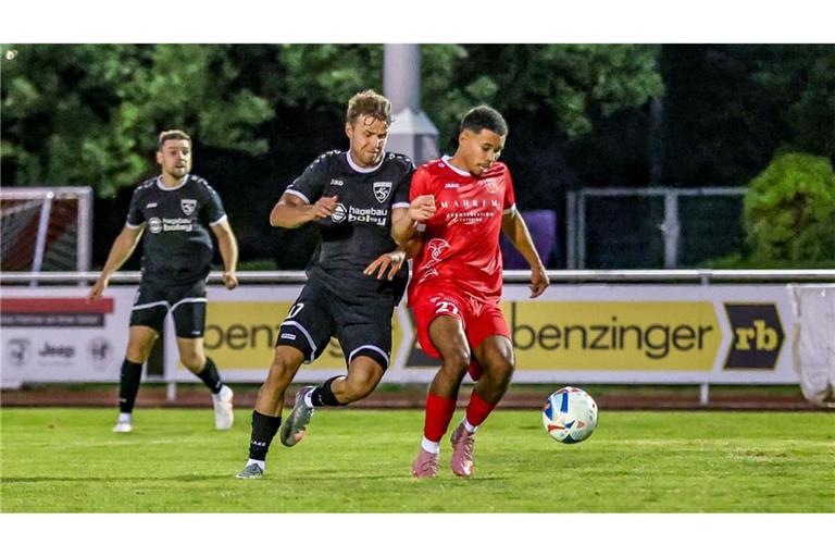 Adao Gutzeit (rot) avancierte am Freitag im Spiel gegen den Aufsteiger SKV Rutesheim zum Spieler des Spiels beim SV Fellbach.