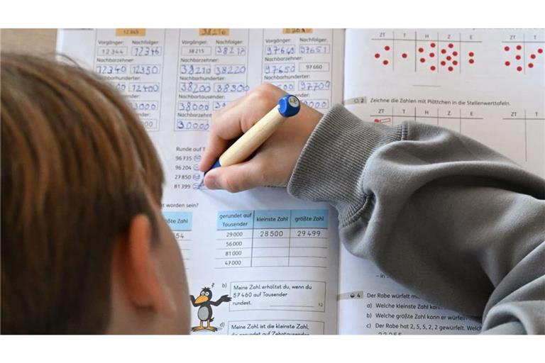 ADHS kann Probleme in der Schule auslösen: In einer Grundschule arbeitet ein Schüler einer vierten Klasse an in einem Heft an seinen Mathematikaufgaben.