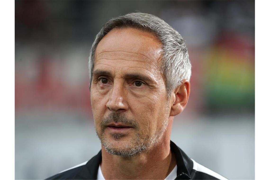 Adi Hütter hat für die Partie gegen Vitoria einen Sieg als Ziel ausgegeben: „Wir gehen in jedes Spiel, um es zu gewinnen.“. Foto: Hasan Bratic/dpa