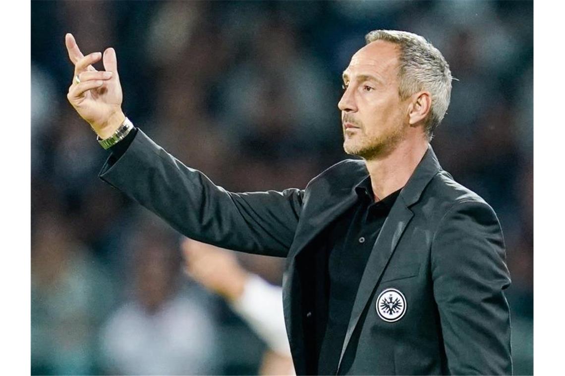 Eintracht trotzt Problemen - Krawalle trüben Sieg Adi Hütter ist der Trainer von Eintracht Frankfurt. Foto: Uwe Anspach/dpa