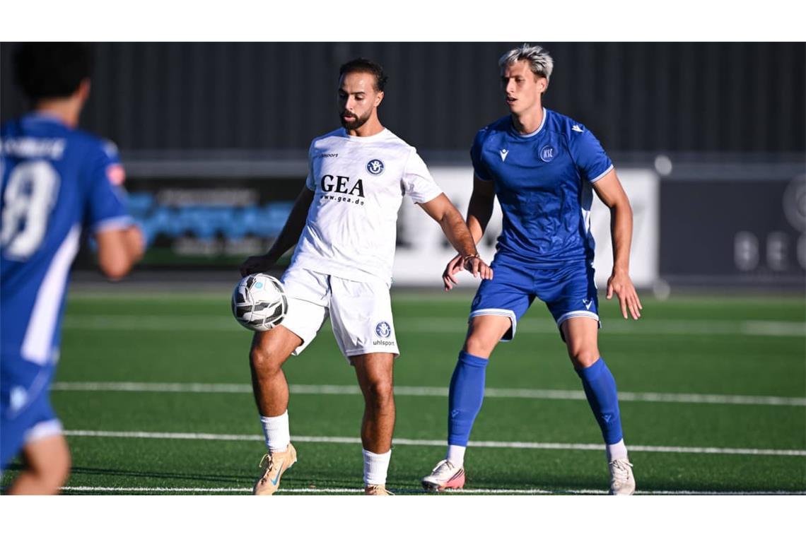 Adil Iggoute (li.) erzielte zwei Tore für die Young Boys Reutlingen beim 5:1-Sieg beim 1. CfR Pforzheim.