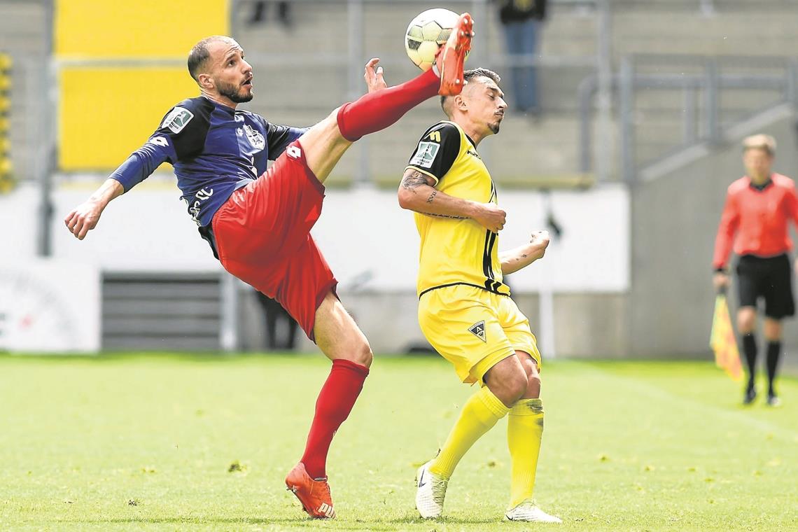 Adis Omerbasic (links) wechselt zur SG Sonnenhof Großaspach. Foto: Imago