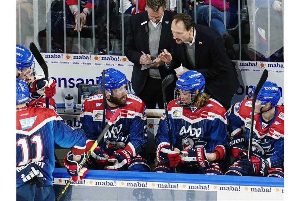 Eishockeyclub Adler Mannheim muss auf Melart verzichten Adler Mannheims Spieler reden. Foto: Uwe Anspach/dpa/Bildarchiv