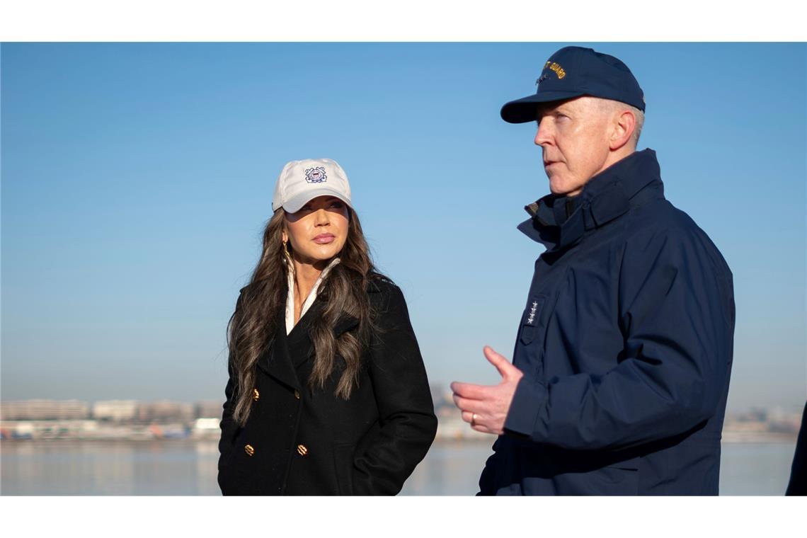 Admiral Kevin Lunday (r.), amtierender Kommandant der Kristi Noem unterstehenden US-Küstenwache, widersprach dem Medienbericht. (Archivbild)