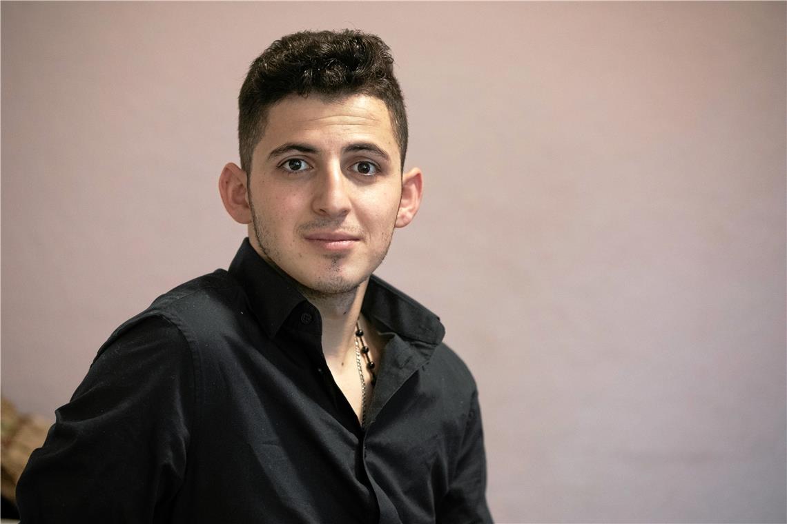 Ein Gespür für Holz, Design und Kunden ...Adnan Al Bakri machen eine Optikerlehre.