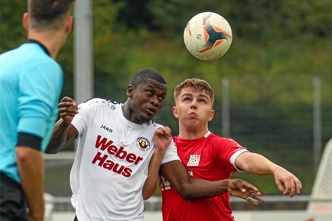 TSG Backnang: Mit breiter Brust ins Flutlichtspiel Adnan Rakic (rechts) hat seine Erkältung überstanden und ist wieder am Ball. Foto: A. Becher