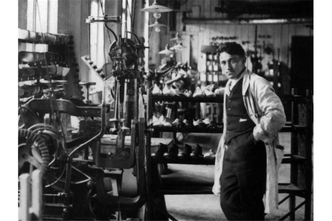Adolf Dassler im Jahr 1924. In dieser Halle und mit diesen Maschinen produzierte der gelernte Schuster in Herzogenaurach die ersten Sportschuhe. Foto: Fotoreport
