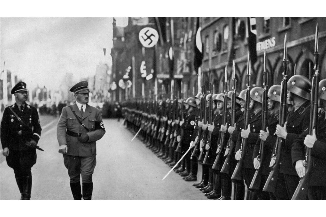 Adolf Hitler (re.) und Heinrich Himmler laufen im Jahr 1935 an einer SS-Abteilung vorbei.