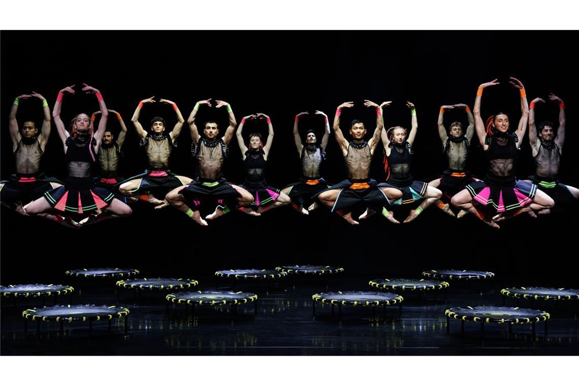 Adonis Foniadakis lässt „Bolero“ zum Finale der „Fireworks“ auf dem Trampolin abheben.