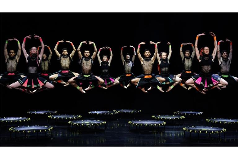 Adonis Foniadakis lässt „Bolero“ zum Finale der „Fireworks“ auf dem Trampolin abheben.