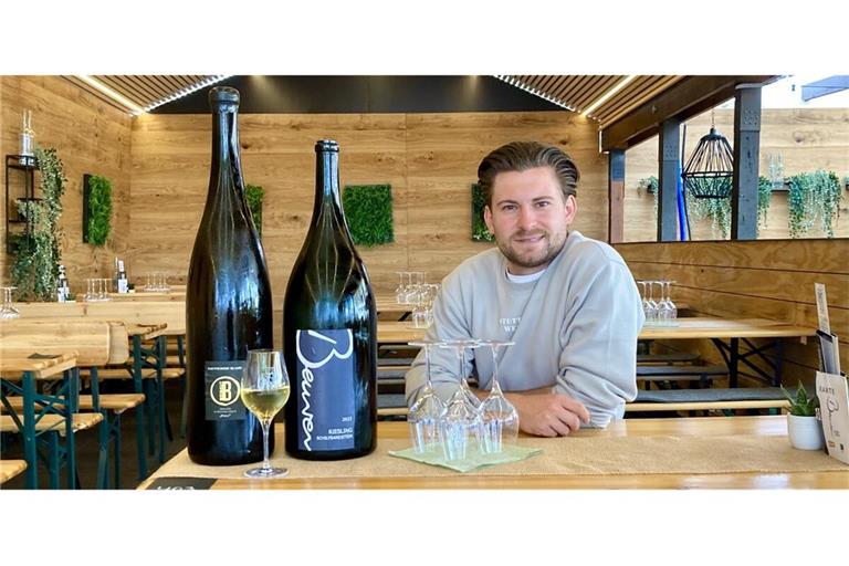 Adrian Beurer mit Methusalem-Flaschen von seinem Riesling und Johannes Bauerles Sauvignon Blanc.