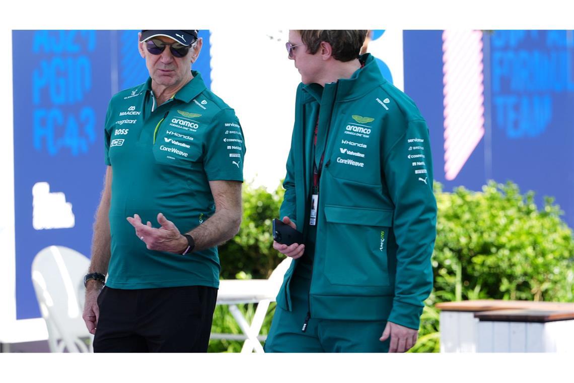 Adrian Newey (l) hadert mit dem Motor von Aston Martin.