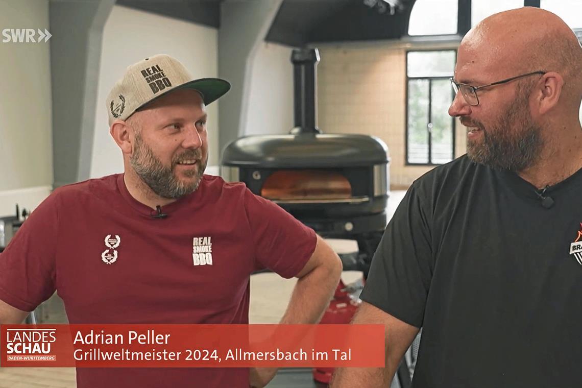 Adrian Peller (links) und Ralf Ahrens backen im Beitrag Pizza sowohl im Ofen als auch auf dem Grill. Screenshot: privat