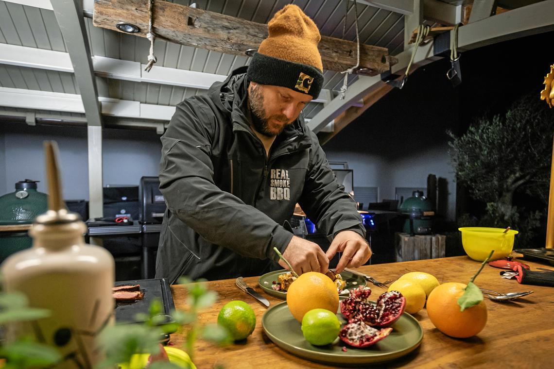 Weihnachtsmenü vom Allmersbacher Grillprofi Adrian Peller, seit Sommer offizieller deutscher Grillkönig, kombiniert defitige Gerichte gerne mit fruchtigen Komponenten.