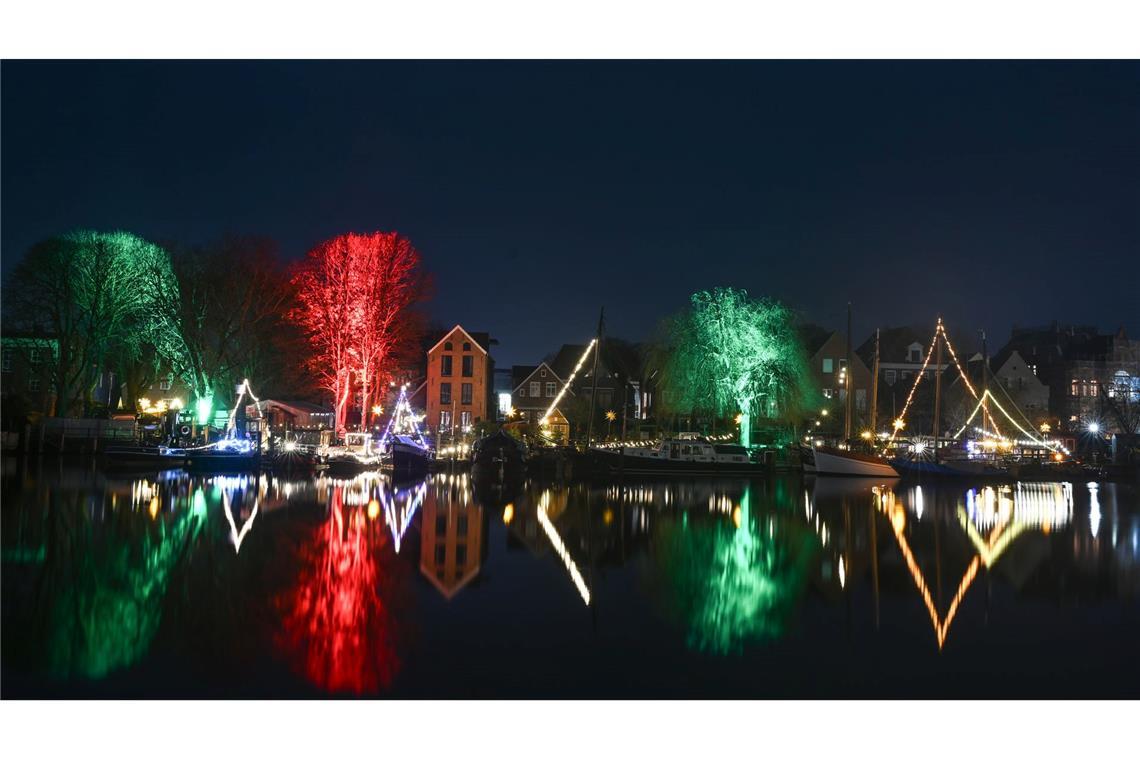 Advent an der Küste. Der Museumshafen in Leer ist weihnachtlich geschmückt und beleuchtet.