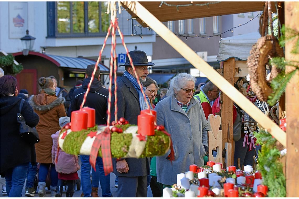 Adventskränze und allerlei Deko für die Weihnachtszeit. 