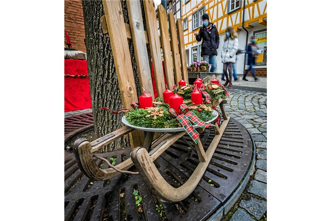 Adventsstimmung kommt nur langsam auf Adventskränze waren auf dem Wochenmarkt reichlich zu finden. Fotos: A. Becher